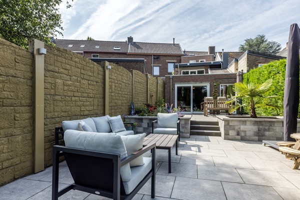 Foto - Verkocht: Unieke karakteristieke instapklare hoekwoning met maar liefst 235 m2 wonen én een vrij uitzicht op het groen in Simpelveld.